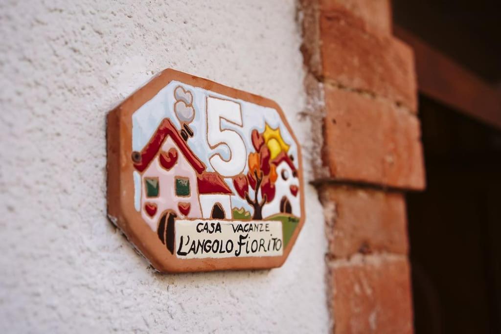 Casa Vacanze L'Angolo Fiorito Bettolle Kültér fotó