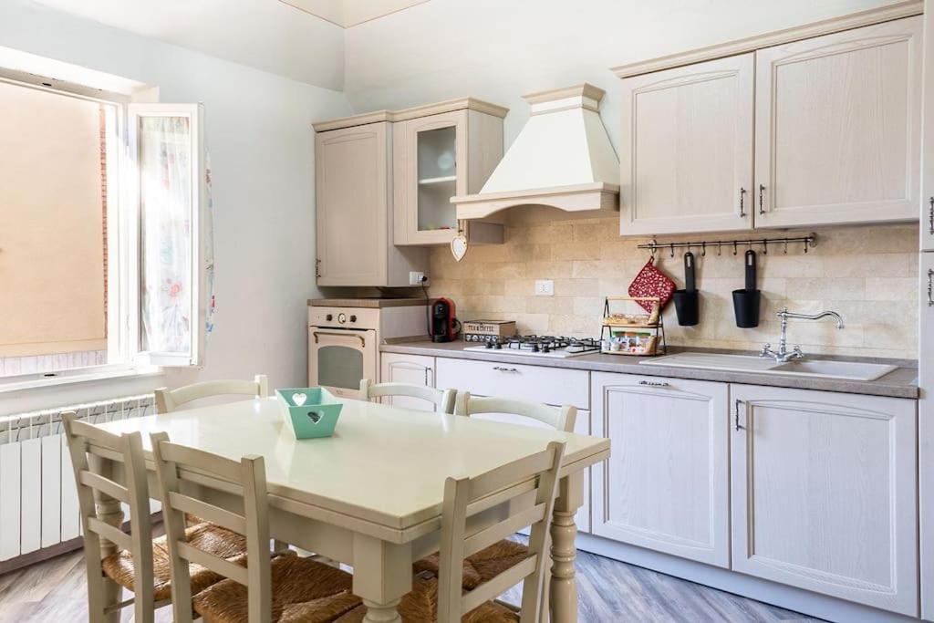 Casa Vacanze L'Angolo Fiorito Bettolle Kültér fotó