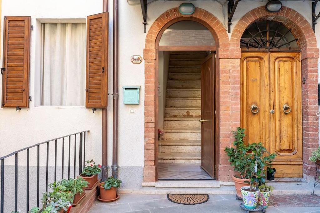 Casa Vacanze L'Angolo Fiorito Bettolle Kültér fotó