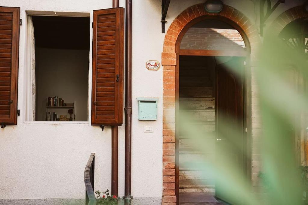 Casa Vacanze L'Angolo Fiorito Bettolle Kültér fotó