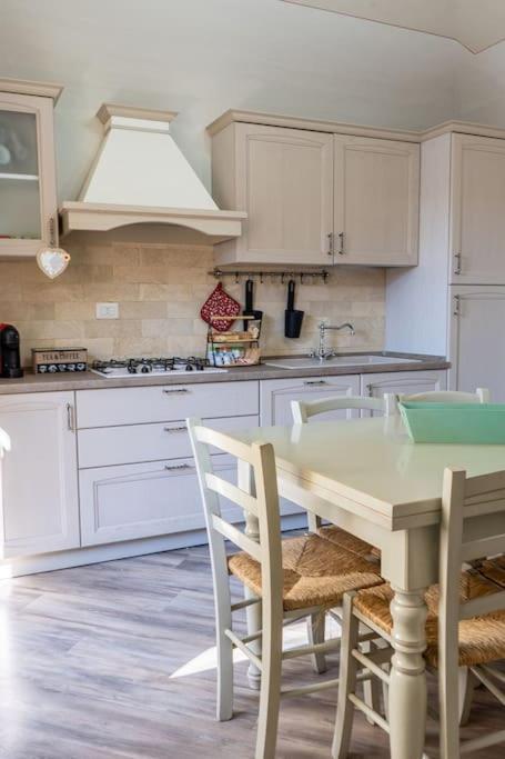 Casa Vacanze L'Angolo Fiorito Bettolle Kültér fotó